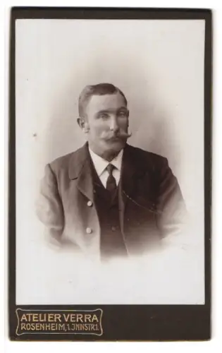 Fotografie Atelier Verra, Rosenheim, Portrait stattlicher Herr mit Krawatte und Schnauzbart
