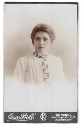 Fotografie Oscar Pöckl, München, Portrait junge Dame in modischer Kleidung