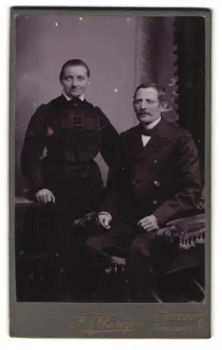 Fotografie F. Flarup, Flensburg, Eheleute in stattlicher Kleidung