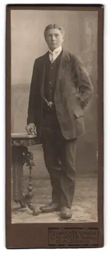 Fotografie Heinrich Petersen, Schleswig, Portrait einen Mannes in traditioneller stattlicher Kleidung