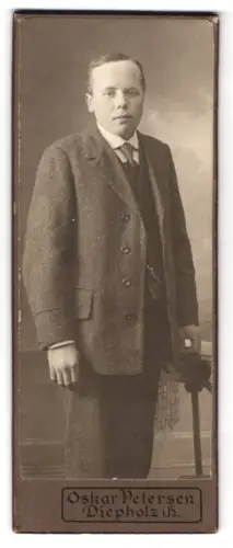 Fotografie Hans Herbert Ost, Diepholz i. h., junger Mann mit dezent hängenden Schultern