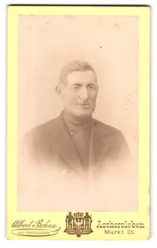 Fotografie Albert Bohne, Aschersleben, Portrait stattlicher Herr in zeitgenössischer Kleidung