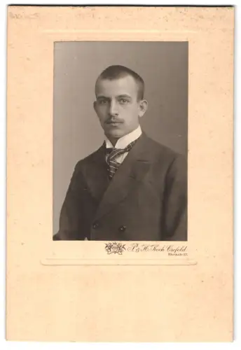 Fotografie P. & H. Koch, Crefeld, Mann im Anzug mit gestreifter Krawatte