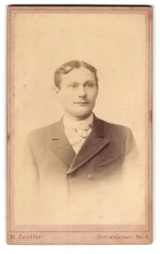 Fotografie H. Zeidler, Berlin-SW, Jerusalemerstrasse 6, Portrait junger Herr mit moderner Frisur