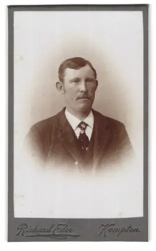 Fotografie Richard Eder, Kempten, Portrait stattlicher Herr im Anzug mit Krawatte