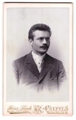 Fotografie Heinr. Koch, Crefeld, Rheinstrasse 32, Portrait bürgerlicher Herr mit Brille und Schnurrbart