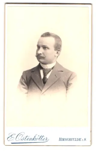 Fotografie E. Ostenkötter, Hirschfelde i. S., Herr mit gezwirbeltem Bart und Krawatte