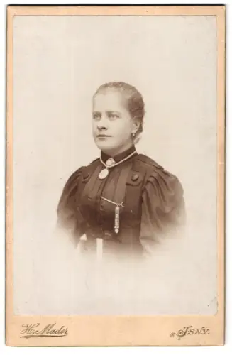 Fotografie H. Mader, Isny, Portrait einer jungen Dame mit einem feinen Medaillon