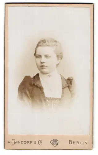Fotografie A. Jandorf & Co., Berlin-C, Spittelmarkt 16 /17, Portrait Fräulein mit zusammengebundenem Haar