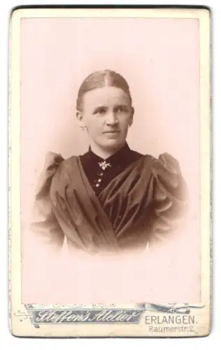 Fotografie Steffen's Atelier, Erlangen, Raumerstr. 2, Portrait hübsches Fräulein mit Ohrringen und Brosche am Kragen