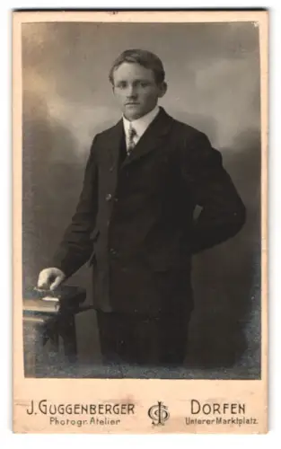 Fotografie J. Guggenberger, Dorfen, Unterer Marktplatz, Portrait charmanter junger Mann im schwarzen Jackett