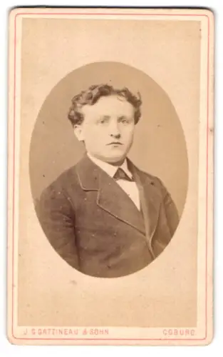 Fotografie J. G. Gattineau & Sohn, Coburg, Portrait hübscher junger Mann mit lockigem Haar im Jackett