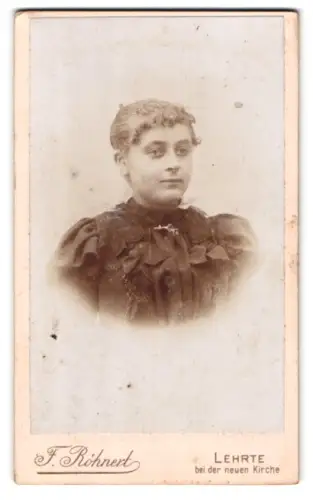 Fotografie F. Röhnert, Lehrte, Portrait bildschönes Fräulein in gerüschter Bluse mit Brosche am Kragen