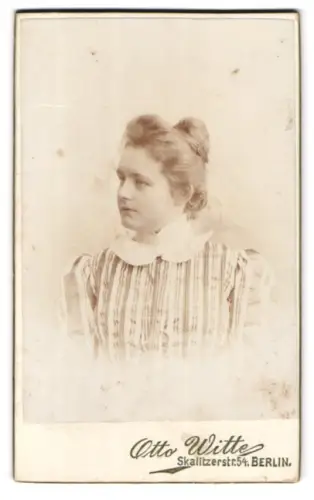Fotografie Otto Witte, Berlin, Skalitzerstrasse 54, Portrait Fräulein mit Haarknoten