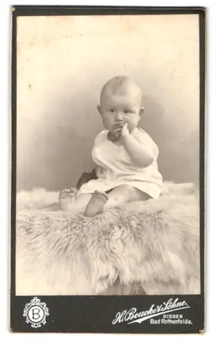 Fotografie H. Beucke & Söhne, Dissen, Portrait Säugling in Leibchen