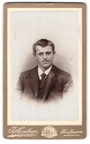 Fotografie J. N. Kreutzer, Kaufbeuren, Am Wiesthor, Herr im Anzug blickt mürrisch