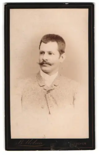 Fotografie B. Urban, München, Dachauerstr. 25, Porträt eines Mannes mit Schnurrbart