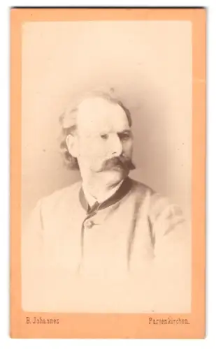 Fotografie B. Johannes, Partenkirchen, Portrait eines Mannes mit Schnurrbart