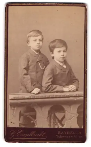 Fotografie G. Engelbrecht, Bayreuth, Schwarze Allee, Zwei Jungen in Anzügen