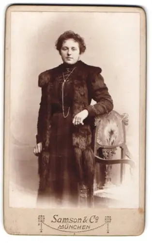 Fotografie Samson & Co, München, Neubauerstr. 7, Stehende Frau mit Pelz