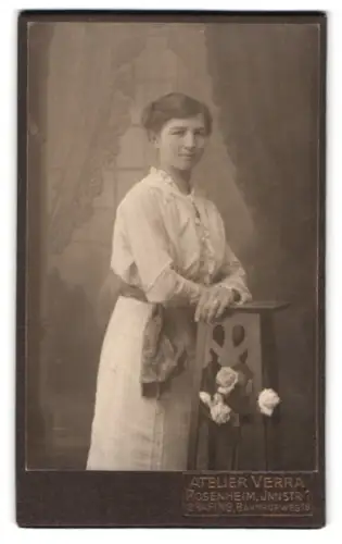 Fotografie Atelier Verra, Rosenheim, Innstrasse 1, Frau mit Blumenarrangement