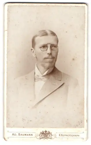 Fotografie Ad. Baumann, München, Maximilianstrasse 43, Porträt eines Mannes mit Brille