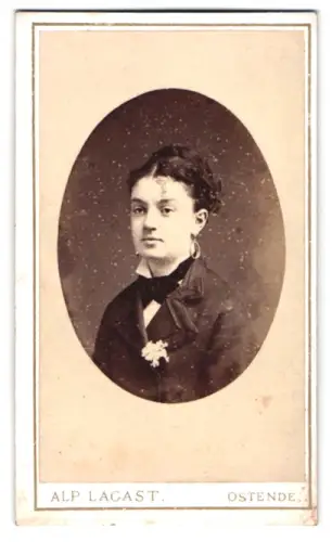 Fotografie Alp. Lagast, Ostende, Elegantes Porträt einer Dame