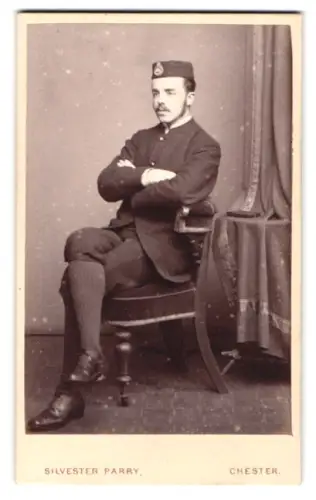 Fotografie Silvester Parry, Chester, St. Werburgh`s Mount, Eleganter Mann im Anzug