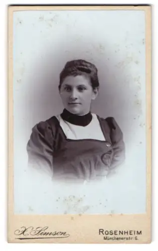 Fotografie X. Simson, Rosenheim, Münchenerstr. 6, Porträt einer jungen Frau