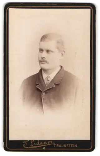 Fotografie F. Lidauer, Traunstein, Königstrasse, Portrait eines eleganten Herrn