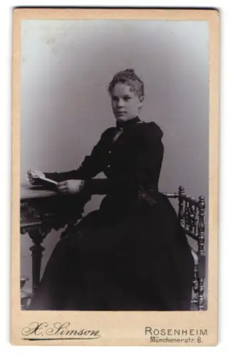Fotografie X. Simson, Rosenheim, Münchenerstr. 6, Dame am Tisch sitzend