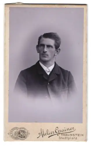 Fotografie Anton Grainer, Traunstein, Stadtplatz, Porträt eines ernsthaften Mannes
