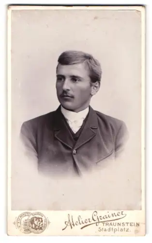 Fotografie Anton Grainer, Traunstein, Stadtplatz, Porträt eines jungen Mannes