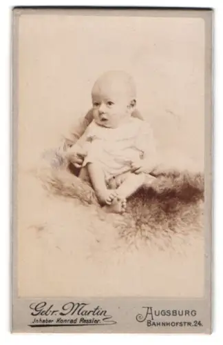 Fotografie Gebr. Martin, Augsburg, Bahnhofstrasse 24, Porträt eines kleinen Kindes
