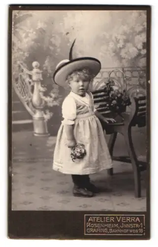 Fotografie Atelier Verra, Rosenheim, Innstrasse 1, Kleinkind mit grossem Hut