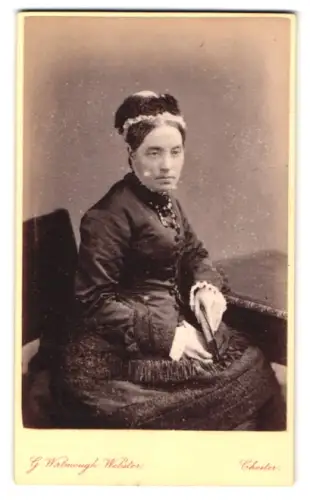 Fotografie G. Watmough Webster, Chester, Bridge Street, Sitzende Dame mit Buch