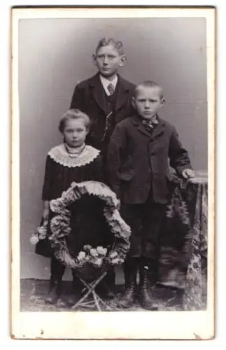 Fotografie Fotograf Herm. Schmidt, Ort unbekannt, Kinderporträt mit Blumenschmuck