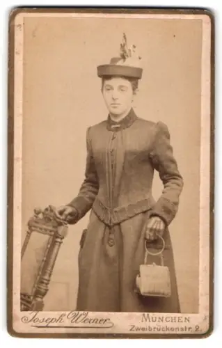 Fotografie Joseph Werner, München, Zweibrückenstr. 2, Dame mit Hut und Handtasche