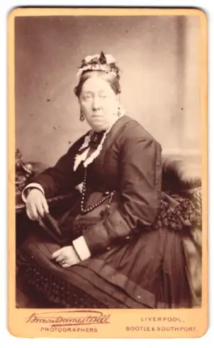 Fotografie Brown Barnes & Bell, Liverpool, Bold Street 31, Portrait einer Dame