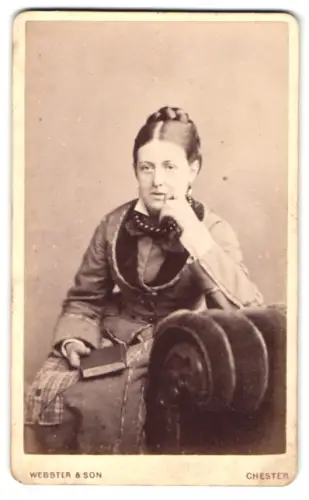 Fotografie Webster & Son, Chester, Bridge St Row 19, Frau mit Buch auf Sofa