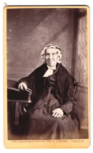 Fotografie The London & Chester Photographic Company, Chester, City Road, Ältere Dame mit Haube