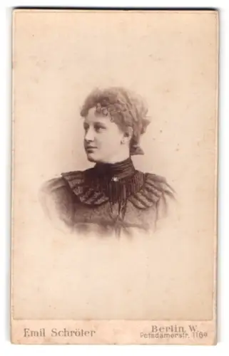 Fotografie Emil Schröter, Berlin, Potsdamerstr. 116a, Porträt einer Frau mit aufwendiger Frisur