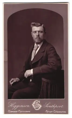 Fotografie Higginson, Southport, Porträt eines eleganten Herrn