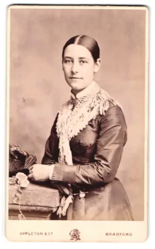 Fotografie Appleton & Co., Bradford, Horton Lane, Frau in eleganter Kleidung