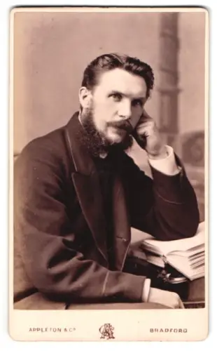 Fotografie Appleton & Co, Bradford, Horton Lane, Porträt eines nachdenklichen Mannes
