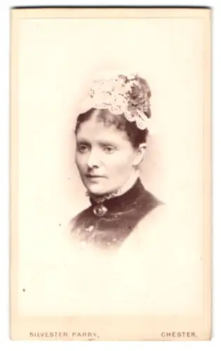 Fotografie Silvester Parry, Chester, St. Werburgh`s Mount, Porträt einer Dame mit elegantem Kopfschmuck