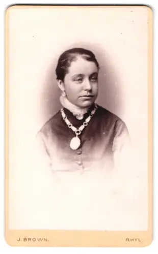 Fotografie J. Brown, Rhyl, Kinmel Street 3, Porträt einer jungen Frau