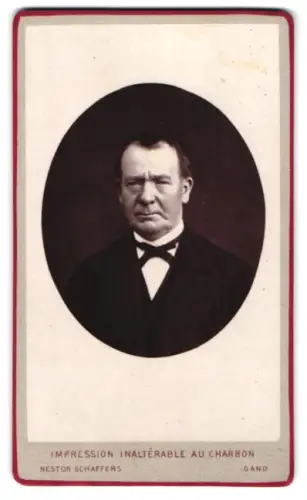 Fotografie Nestor Schaffers, Gand, rue Guinard, Porträt eines ernsthaften Herrn