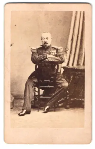 Fotografie Francois-Achille Bazaine, Marschall von Frankreich in Uniform mit Ordenspange