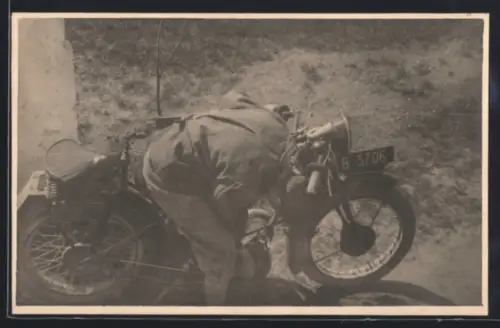 Foto-AK Motorrad mit Kennzeichen B-5706 und Fahrer bei der Wartung